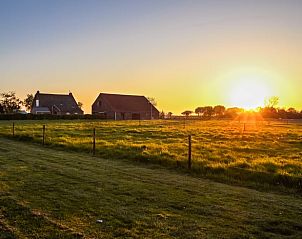 Adembenemende zonsondergang bij Vakantiehuis in Scharendijke, geniet van het landschap in Schouwen-Duiveland, Zeeland.