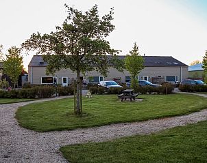 Rustige tuin bij Vakantiehuis in Scharendijke, perfect voor ontspanning in Schouwen-Duiveland, Zeeland.