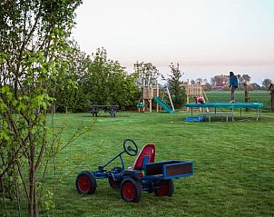 Speeltoestellen en trampoline bij Vakantiehuis in Scharendijke, perfect voor kinderen in Schouwen-Duiveland, Zeeland.