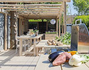 Buitenkeuken en terras bij Vakantiehuis in Scharendijke, perfect voor zomerse maaltijden in Schouwen-Duiveland, Zeeland.