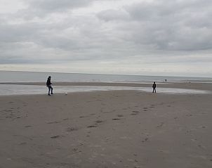 Uitgestrekt strand nabij Vakantiehuis in Scharendijke, ideaal voor lange wandelingen in Schouwen-Duiveland, Zeeland.