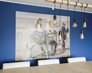 Stijlvolle eetkamer in Vakantiehuis in Scharendijke, met sfeervolle verlichting in Schouwen-Duiveland, Zeeland.