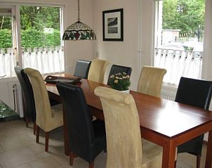 Ruime eetkamer in Mi Casa, Burgh-Haamstede, waar gasten kunnen genieten van een maaltijd in het vakantiehuis.