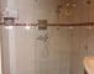 Stijlvolle badkamer van vakantiehuis Mi Casa in Burgh-Haamstede met moderne douchevoorzieningen.