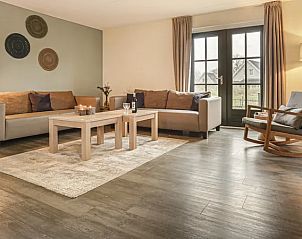 Ruime woonkamer in Duinpark 't Hof van Haamstede, Burgh-Haamstede, met comfortabele banken en een warme sfeer.