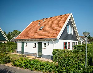 Gezellige zithoek in de 6-persoons bungalow van Duinpark 't Hof van Haamstede, Burgh-Haamstede, met moderne inrichting.