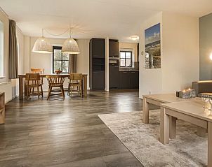 Open woonruimte in 6-persoons bungalow Duinpark 't Hof van Haamstede, Burgh-Haamstede, met zicht op de eethoek.