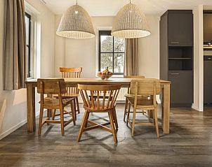 Eetkamer in Duinpark 't Hof van Haamstede, Burgh-Haamstede, met houten tafel en stoelen, perfect voor familiediners.