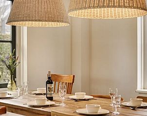 Gezellige eethoek met sfeerverlichting in 6-persoons bungalow Duinpark 't Hof van Haamstede, Burgh-Haamstede.