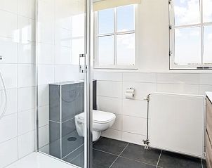 Strakke badkamer met douche in 6-persoons bungalow Duinpark 't Hof van Haamstede, Burgh-Haamstede, Zeeland.