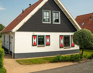 Buitenkant van 6-persoons bungalow Duinpark 't Hof van Haamstede, Burgh-Haamstede, met traditionele Zeeuwse luiken.