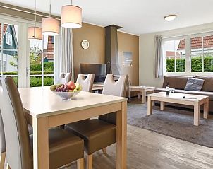 Gezellige woonkamer van Villapark Livingstone 6-persoons villa in Zeeland met ruime eethoek.