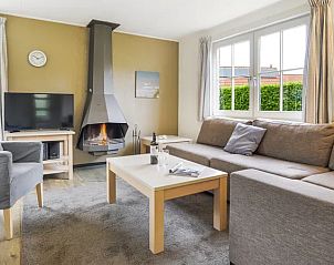 Comfortabele zithoek met open haard in Villapark Livingstone 6-persoons vakantiehuis in Schouwen-Duiveland.