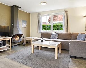 Ruime woonkamer met moderne voorzieningen in Villapark Livingstone 6-persoons villa in Burgh-Haamstede.