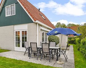 Zonnig terras met tuinmeubilair bij Villapark Livingstone 6-persoons villa in Burgh-Haamstede.