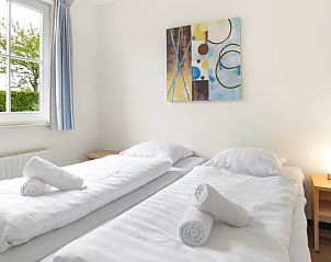 Slaapkamer met twee bedden in Villapark Livingstone 6-persoons vakantiehuis in Schouwen-Duiveland.