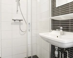 Moderne badkamer met douche in Villapark Livingstone 6-persoons villa in Zeeland.