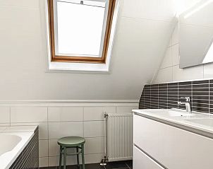 Ruime badkamer met dubbele wastafel in Villapark Livingstone 6-persoons villa in Zeeland.