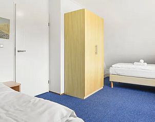 Slaapkamer met twee bedden en garderobe in Villapark Livingstone 6-persoons vakantiehuis in Schouwen-Duiveland.