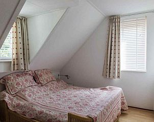 Ruime tuin met terras bij vakantiehuis ZE217 in Bruinisse, Schouwen-Duiveland, Zeeland.