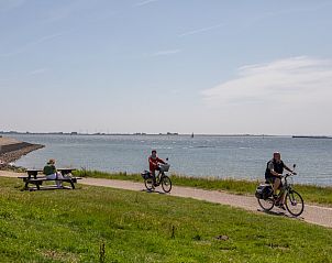 Open woonkamer en keuken in vakantiehuis ZE217 in Bruinisse, Schouwen-Duiveland, Zeeland.