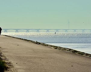 Moderne keuken met veel licht in vakantiehuis ZE217 in Bruinisse, Schouwen-Duiveland, Zeeland.