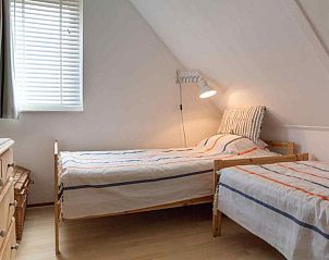 Voorzijde van vakantiehuis ZE217 in Bruinisse, Schouwen-Duiveland, met parkeerplaats.