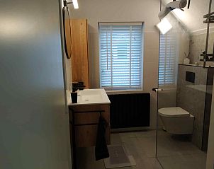 Gezellige zithoek met decoratieve elementen in vakantiehuis ZE217 in Bruinisse, Zeeland.