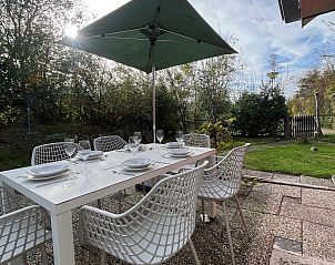 Geniet van de serene tuin en het terras van Vakantiewoning Het Ongerepte 21 'Kaatje Mossel' in Renesse, Schouwen-Duiveland, Zeeland.