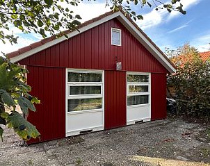 Vakantiewoning Het Ongerepte 21 'Kaatje Mossel' in Renesse, Zeeland, met charmante rode gevel en rustige omgeving.