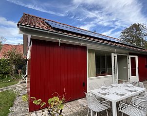 Geniet van het zonnige terras bij Vakantiewoning Het Ongerepte 21 'Kaatje Mossel' in Renesse, Schouwen-Duiveland, een charmant vakantiehuis in Zeeland.