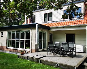 Sonnige Terrasse im Ferienhaus Duinweg 12 in Renesse, ideal fr Entspannung in Schouwen-Duiveland, Zeeland.