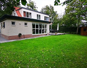 Grner Garten am Ferienhaus Duinweg 12 in Renesse, ideal fr Outdoor-Aktivitten in Zeeland.