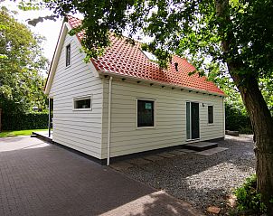 Seitenansicht des Ferienhauses Duinweg 12 in Renesse, umgeben von Natur in Zeeland.