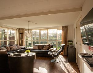 Gemtliches Wohnzimmer des Ferienhauses Duinweg 12 in Renesse, mit viel natrlichem Licht in Zeeland.