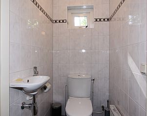 Stilvolles Badezimmer im Ferienhaus Duinweg 12 in Renesse, mit moderner Ausstattung in Zeeland.