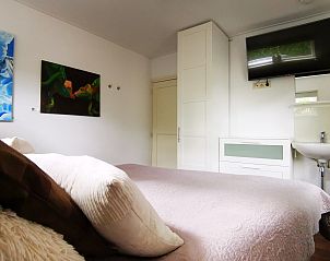 Gemtliches Schlafzimmer im Ferienhaus Duinweg 12 in Renesse, mit Blick auf den Garten in Zeeland.