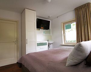 Helles Schlafzimmer mit Einzelbett im Ferienhaus Duinweg 12 in Renesse, ideal fr Kinder in Zeeland.