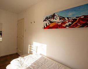 Eingangshalle des Ferienhauses Duinweg 12 in Renesse, mit Kunstwerken und Holzmbeln in Zeeland.