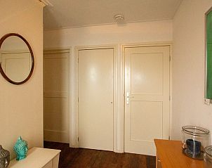 Treppe und Flur im Ferienhaus Duinweg 12 in Renesse, mit moderner Kunst in Zeeland.