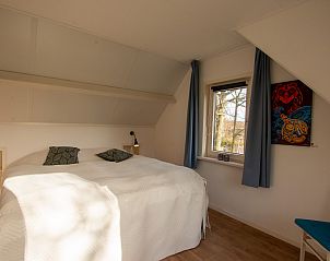Schlafzimmer mit Kunst und natrlichem Licht im Ferienhaus Duinweg 12 in Renesse, Zeeland.