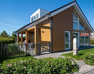 Vakantiehuis Zonnedorp 7, De Meerpaal in Renesse, Zeeland met zonnige veranda en groene omgeving.