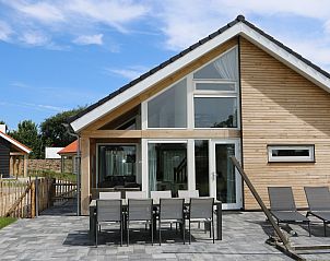 Terras van Vakantiehuis Zonnedorp 7, De Meerpaal in Renesse, Schouwen-Duiveland met buitenmeubilair.