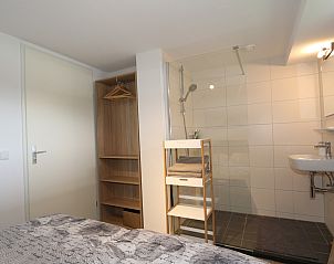 Moderne badkamer in Vakantiehuis Zonnedorp 7, De Meerpaal, Renesse met douche en wastafel.