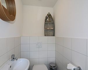 Stijlvolle toiletvoorziening in Vakantiehuis Zonnedorp 7, De Meerpaal, Renesse, Zeeland.