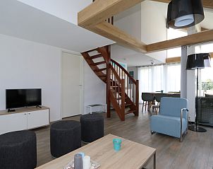 Open woonkamer in Vakantiehuis Zonnedorp 7, De Meerpaal, Renesse met trap naar bovenverdieping.