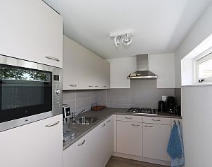 Moderne keuken in Vakantiehuis Zonnedorp 7, De Meerpaal, Renesse met inbouwapparatuur.