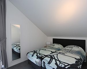 Slaapkamer met dakraam in Vakantiehuis Zonnedorp 7, De Meerpaal, Renesse, Zeeland.