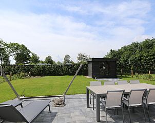 Ruime tuin van Vakantiehuis Zonnedorp 7, De Meerpaal in Renesse met terras en ligstoelen.