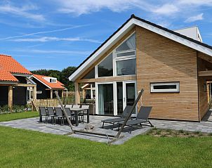 Buitenkant van Vakantiehuis Zonnedorp 7, De Meerpaal in Renesse met moderne architectuur.